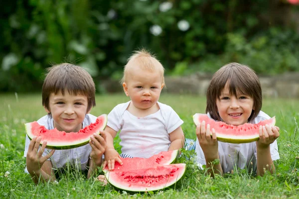 かわいい子供たち 幼児の少年と庭 おいしい果物のスイカを食べての兄弟 — ストック写真