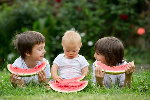 Sevimli Çocuklar Yürümeye Başlayan Çocuk Bahçe Lezzetli Meyve Karpuz Yeme — Stok fotoğraf