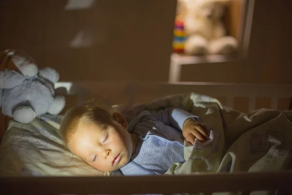 Очаровательный Новорожденный Мальчик Спит Ночью Кроватке Мальчик Белой Пижаме Дремлет — стоковое фото