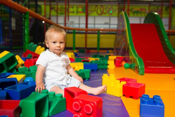 Kleines Kleinkind Junge Spielt Auf Kinderspielplatz Drinnen Kind Spielt Auf — Stockfoto