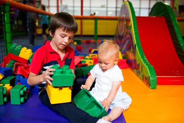 Kisgyermek Kisgyermek Játszott Gyermekjátszótérrel Gyerek Fiú Játszik Óvoda Játszótér — Stock Fotó