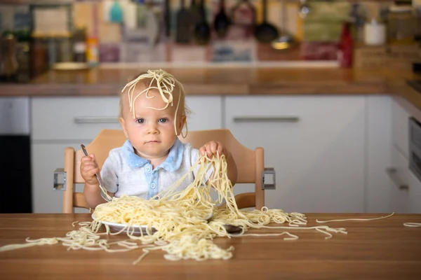 Kleiner Junge Kleinkind Mittags Spaghetti Essen Und Hause Der Küche — Stockfoto