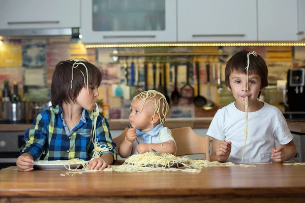 Kleiner Junge Kleinkind Und Seine Älteren Brüder Essen Spaghetti Zum — Stockfoto