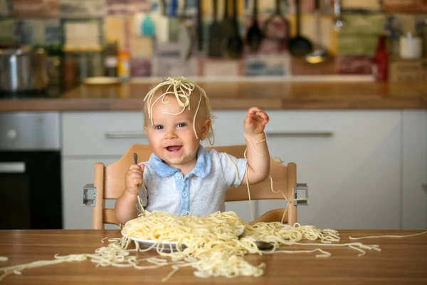 Menino Criança Comendo Espaguete Para Almoço Fazendo Uma Bagunça Casa — Fotografia de Stock
