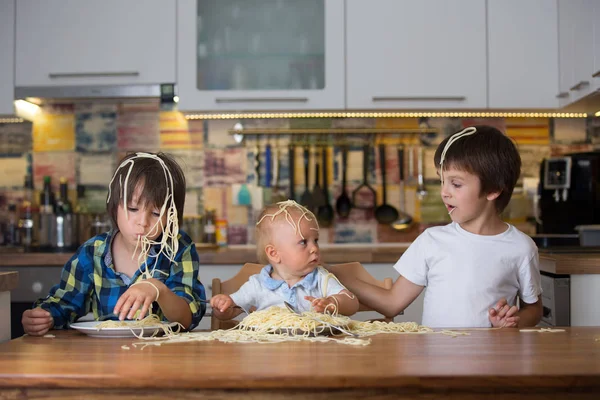 Menino Criança Seus Irmãos Mais Velhos Comendo Espaguete Para Almoço — Fotografia de Stock