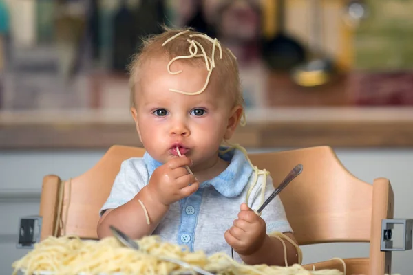 Kleiner Junge Kleinkind Mittags Spaghetti Essen Und Hause Der Küche — Stockfoto