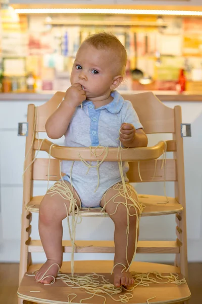 Niño Pequeño Niño Pequeño Comiendo Espaguetis Para Almuerzo Haciendo Desastre —  Fotos de Stock