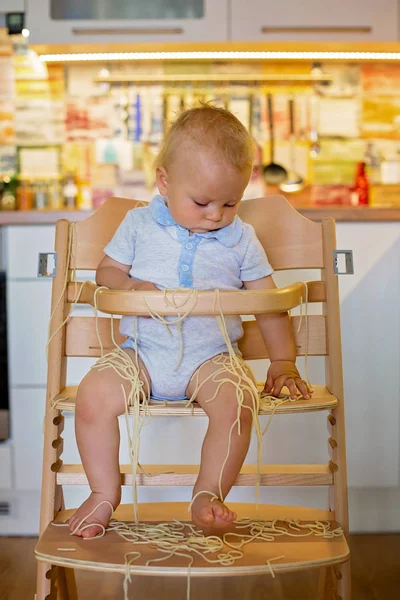 Kleiner Junge Kleinkind Mittags Spaghetti Essen Und Hause Der Küche — Stockfoto