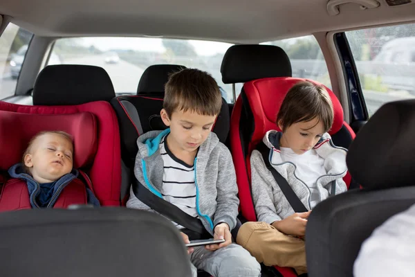 Tres Niños Niños Hermanos Viajando Asientos Auto Yendo Vacaciones —  Fotos de Stock