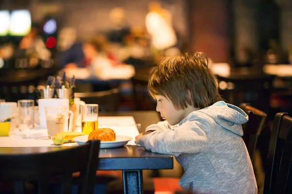 Μικρό Αγόρι Παιδί Απολαμβάνοντας Πρωινό Στο Εστιατόριο Του Ξενοδοχείου Τρώει — Φωτογραφία Αρχείου