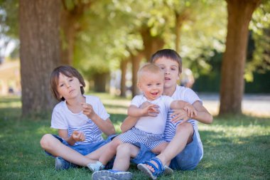 Çocuk, Aile, güzel insanlar, kardeşler, Park, Brugge, Belçika'gezi ve seyahat kardeşler