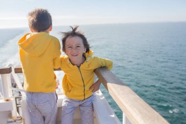 Mutlu bir aile gezisi, güverte üzerinde açık gemide tatil seyahat, yaz