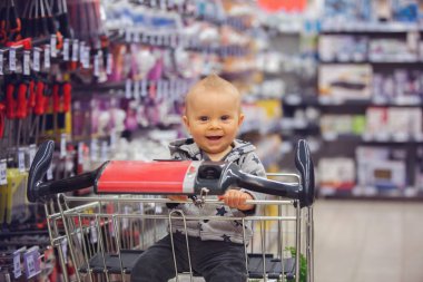 Gülümseyen ve anne alışveriş ekmek yeme bakkal, bir alışveriş sepeti oturan toddler bebek çocuk,