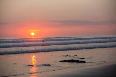 Sörfçü İngiltere'nin west coast Sunset'teki sahilde