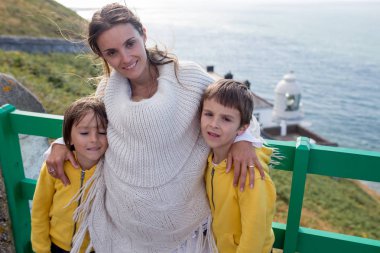 Anne ve çocukları Kuzey Devon bir güzel doğada bir güneşli yaz gününde hiking,