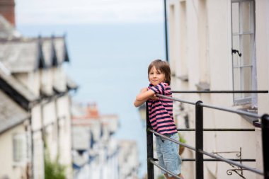 Güzel aile Clovelly, Devonshire, İngiltere'nin kalbinde güzel eski köy sokaklarında yürürken,