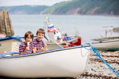 Sevimli çocuklar, dondurma, liman, bir botla oturan yemek yaz