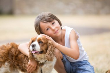 Beaugtiful okul öncesi çocuklar parkta, tatlı köpek ile oynarken, yaz