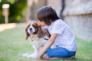 Beaugtiful okul öncesi çocuklar parkta, tatlı köpek ile oynarken, yaz