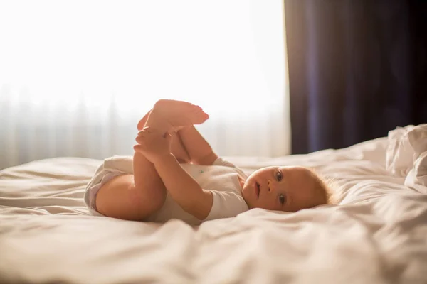 Красивий Хлопчик Мила Дитина Лежить Ліжку Грає Ліжку Після Ванни — стокове фото