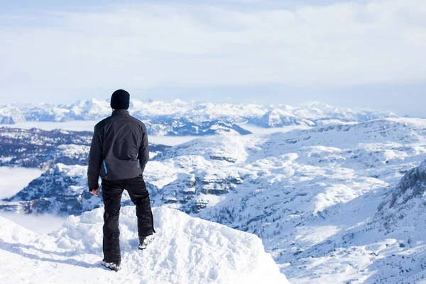 Unga Skidåkare Njuter Utsikten Från Toppen Bergen Österrikisk Skidort Solig — Stockfoto