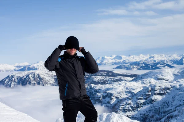 Молодий Лижник Насолоджуючись Вид Вершини Гори Австрії Гірськолижного Курорту Сонячний — стокове фото