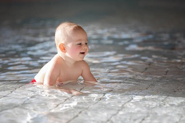 Piccolo Bambino Carino Che Nuota Felicemente Una Piscina Poco Profonda — Foto Stock