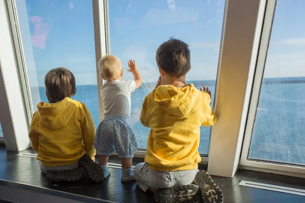 Vackra Barn Ombord Färjan Resor För Semester Sommaren — Stockfoto