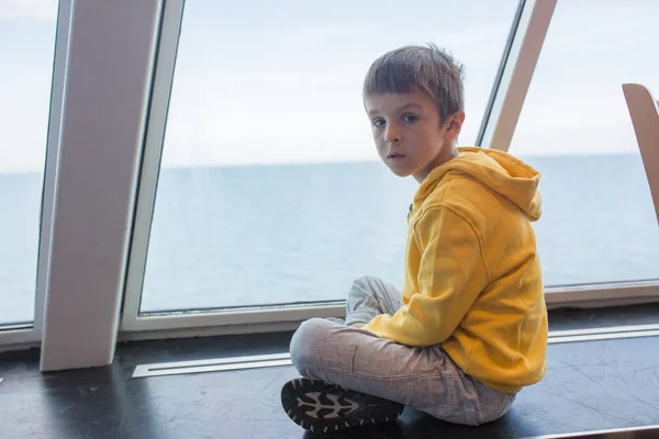 Όμορφα Παιδιά Επί Του Σκάφους Πλοίο Ταξιδεύουν Για Ένα Καλοκαίρι — Φωτογραφία Αρχείου
