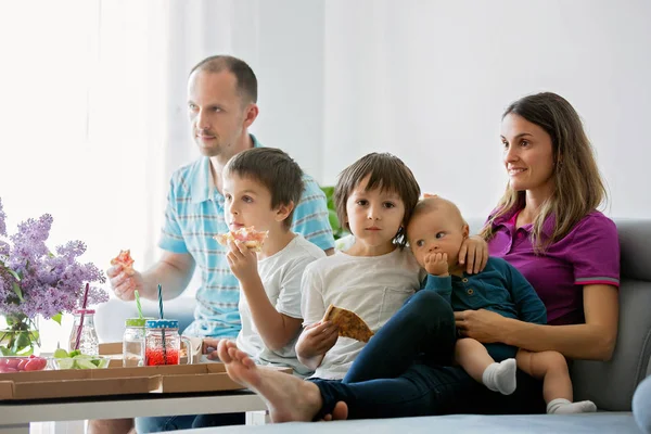 Bela Família Jovem Com Três Filhos Comendo Pizza Casa Assistindo — Fotografia de Stock