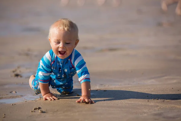 Niño Pequeño Jugando Playa Del Océano Con Juguetes Puesta Del — Foto de Stock