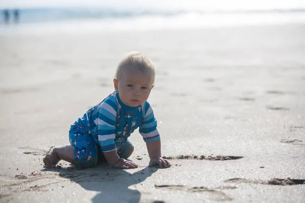 Malý Chlapeček Hraje Pláži Oceánu Hračkami Západ Slunce — Stock fotografie