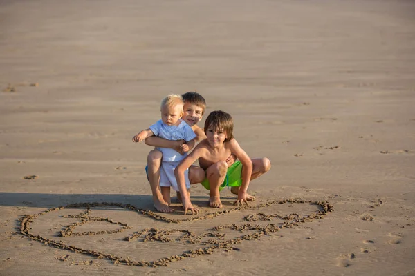 可爱的孩子们 在海边的海滩上玩日落 兄弟姐妹的爱 — 图库照片