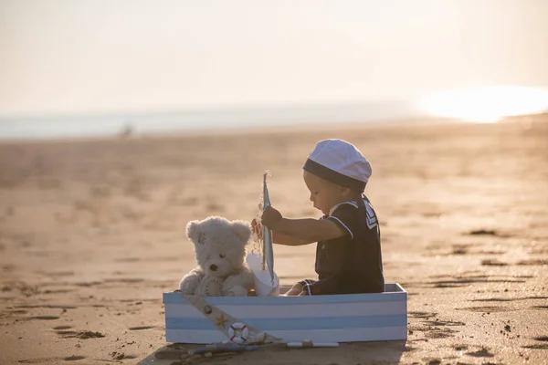 Niño Lindo Bebé Dulce Niño Jugando Con Barco Oso Peluche — Foto de Stock