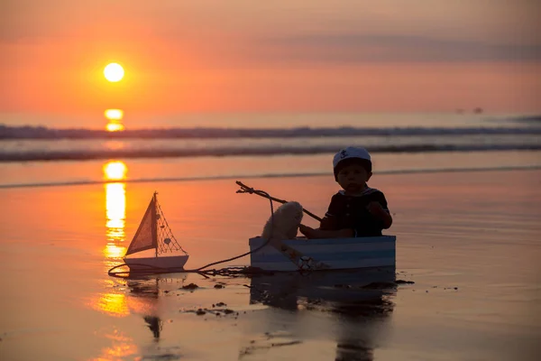 Criança Bonito Menino Doce Brincando Com Barco Ursinho Pelúcia Peixes — Fotografia de Stock