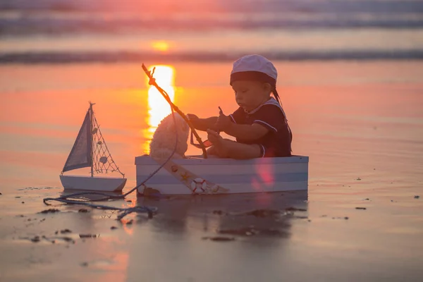 Bébé Enfant Mignon Garçon Doux Jouer Avec Bateau Ours Peluche — Photo