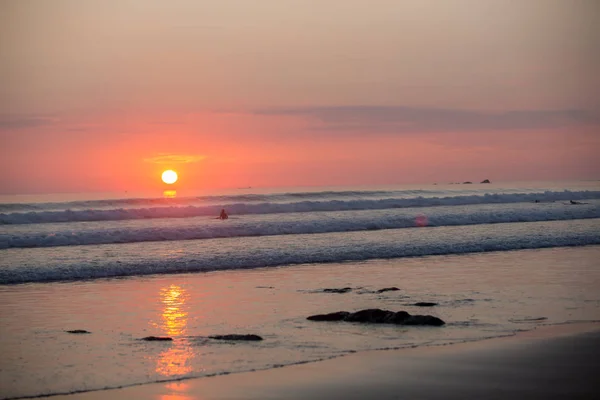 Surfistas Praia Pôr Sol Costa Oeste Inglaterra — Fotografia de Stock