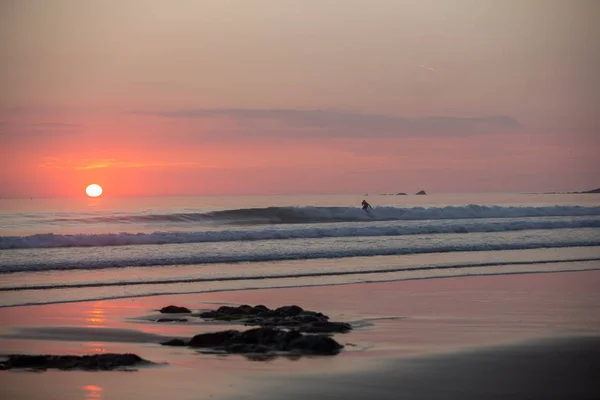 Surfistas Praia Pôr Sol Costa Oeste Inglaterra — Fotografia de Stock