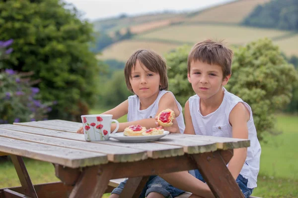 Mother Three Children Having Afternoon Tea Backyard House Beautiful Landscape — Stock Photo, Image