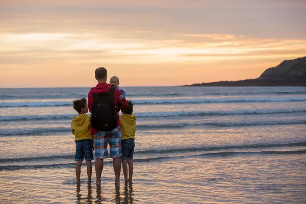 Jonge Vader Met Zijn Prachtige Kinderen Genieten Van Zonsondergang Oceaan — Stockfoto