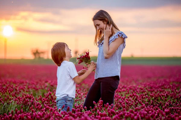 Όμορφο Παιδί Και Μητέρα Στο Πάρκο Άνοιξη Λουλούδι Και Παρόν — Φωτογραφία Αρχείου