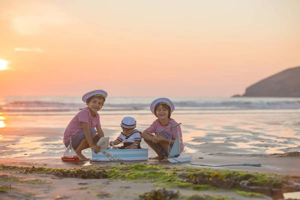 水手小男孩 可爱的孩子 在海滩上玩木船 鱼和钓鱼竿在海边日落 — 图库照片