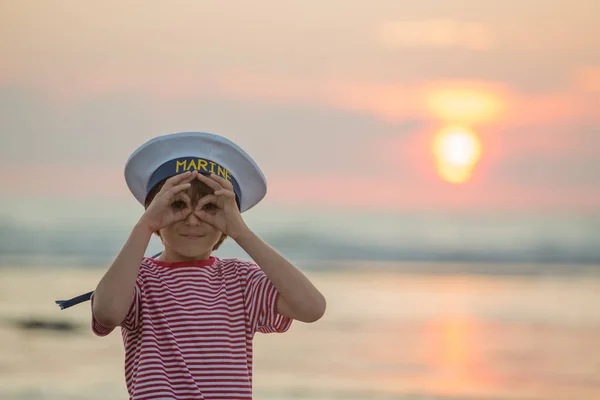 Marinaio Bambino Bambino Carino Giocando Sulla Spiaggia Con Barca Legno — Foto Stock