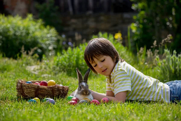Roztomilé Dítě Hrající Malý Zajíček Velikonoční Vejce Kvetoucí Zahradu Jaro — Stock fotografie