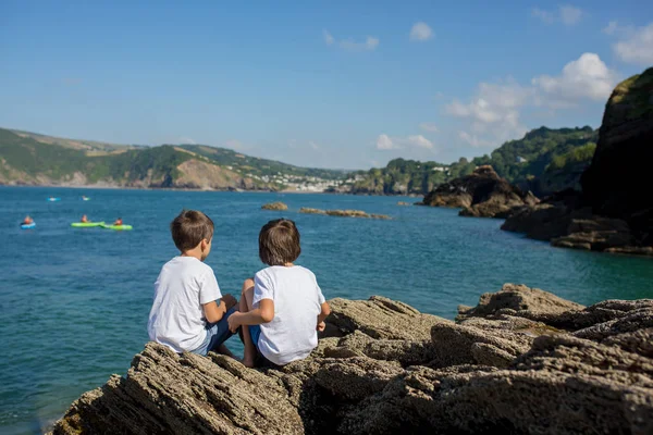 Діти Грають Березі Океану Скелястому Березі Насолоджуючись Чудовим Видом Камінню — стокове фото