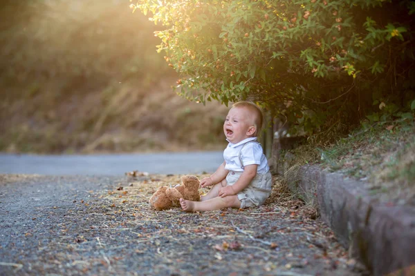 Triest Weinig Peuter Jongen Teddybeer Zittend Een Weg Park Eenzaam — Stockfoto