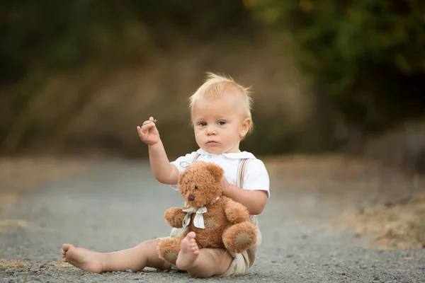 Schöner Stylischer Kleinkind Junge Mit Lustigem Gesicht Hosenträgern Der Frühling — Stockfoto