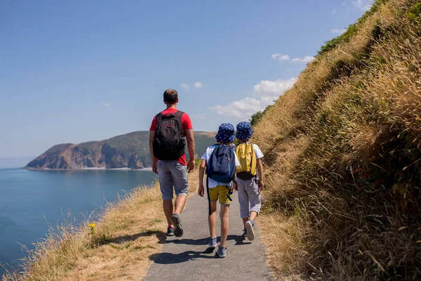 Father Two Boys Family Walking Small Path Stunning Devonshire Coastline — Stock Photo, Image