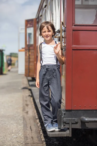 Criança Bonita Vestida Com Roupas Vintage Desfrutando Trem Vapor Antigo — Fotografia de Stock
