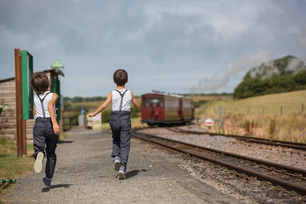 Hermosos Niños Vestidos Con Ropa Vintage Disfrutando Del Viejo Tren — Foto de Stock